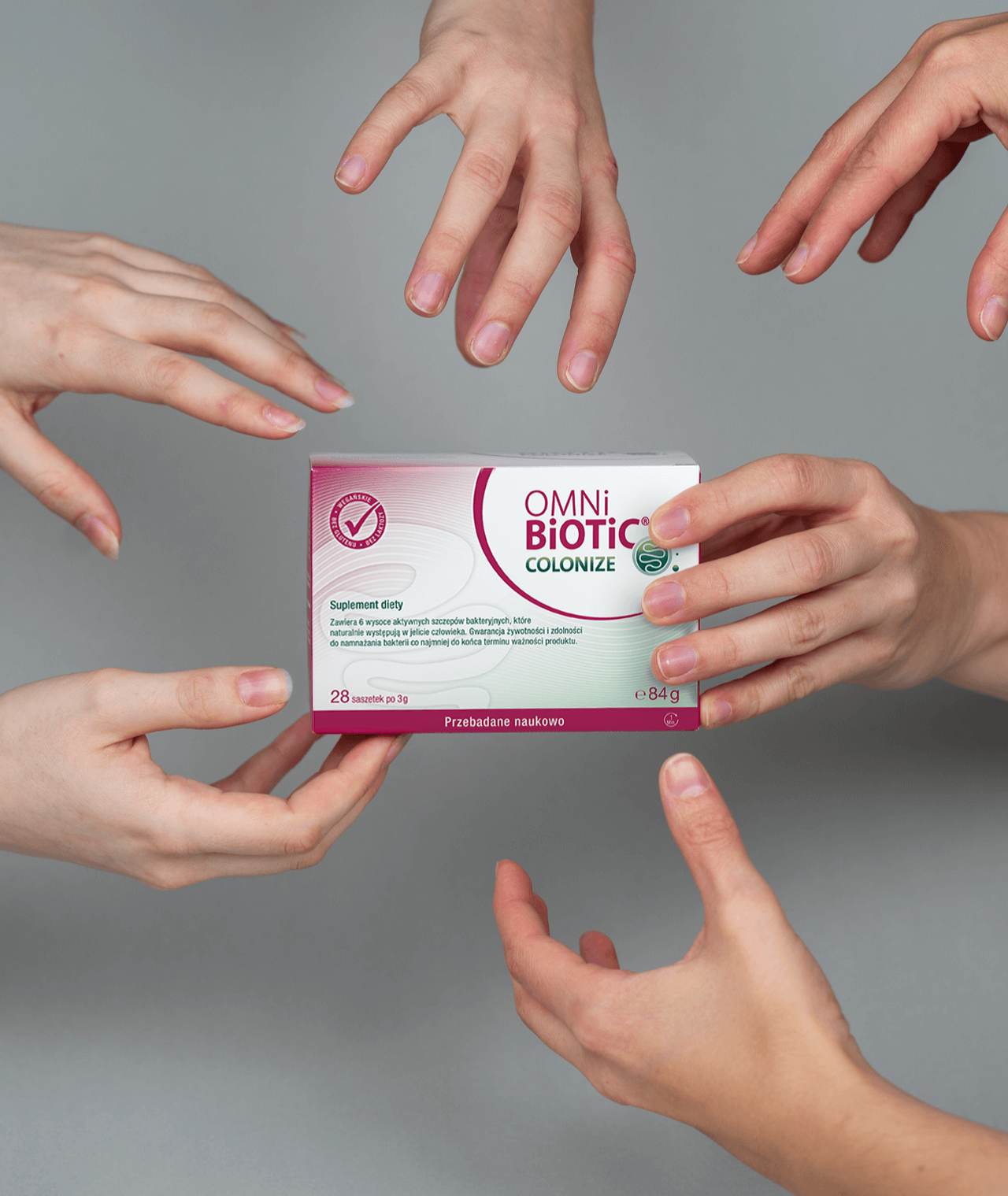 Dłonie trzymające probiotyk OMNi-BiOTiC® COLONIZE