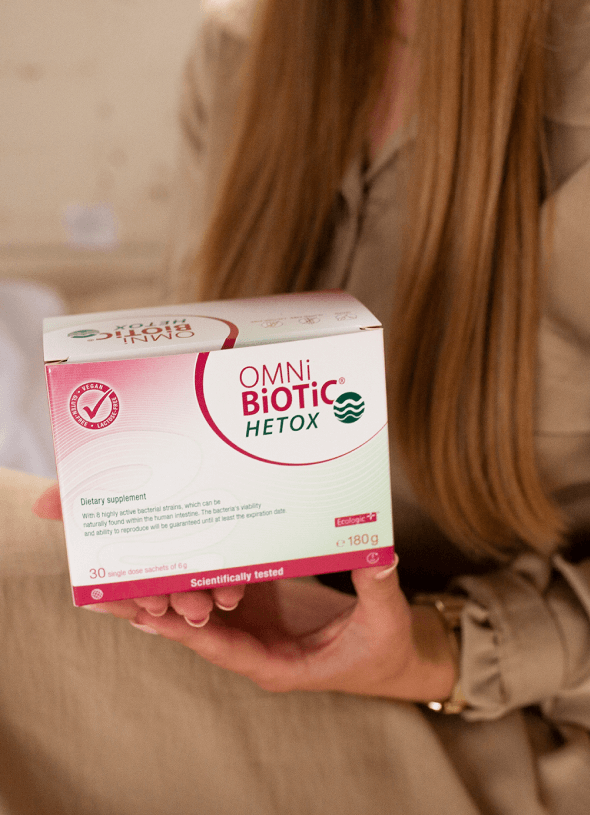 Probiotyk OMNi-BiOTiC HETOX trzymany w ręku