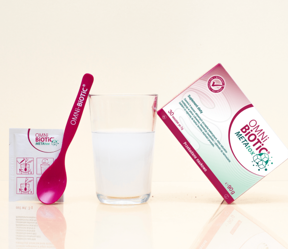 Probiotyk OMNi-BiOTiC® METAtox w szklance oraz opakowaniu